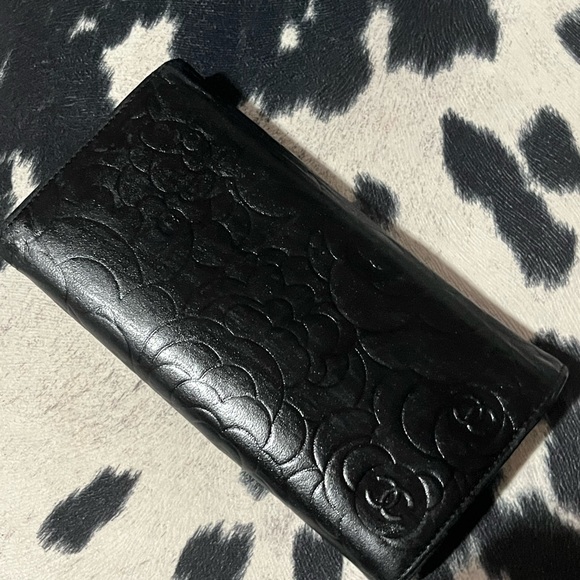 CHANEL Black Leather Floral Camellia Wallet - Picture 6 of 16
